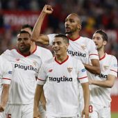 Los jugadores del Sevilla celebran un gol ante el Real Madrid