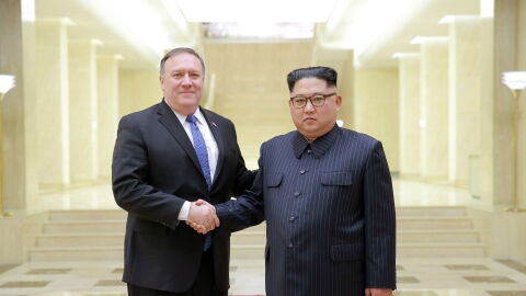 Kim Jong Un, estrechando la mano del secretario de Estado de los Estados Unidos de Am&eacute;rica, Mike Pompeo