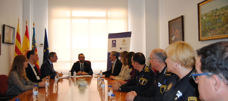 Reunión con motivo de la firma del convenio. Reunión con motivo de la firma del convenio.