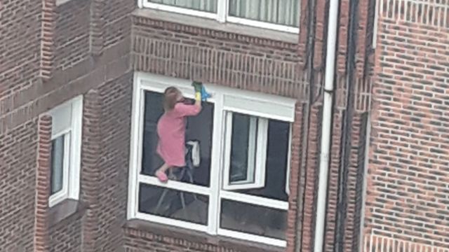 Arriesga su vida por limpiar los cristales de su casa en Cantabria | Onda  Cero Radio