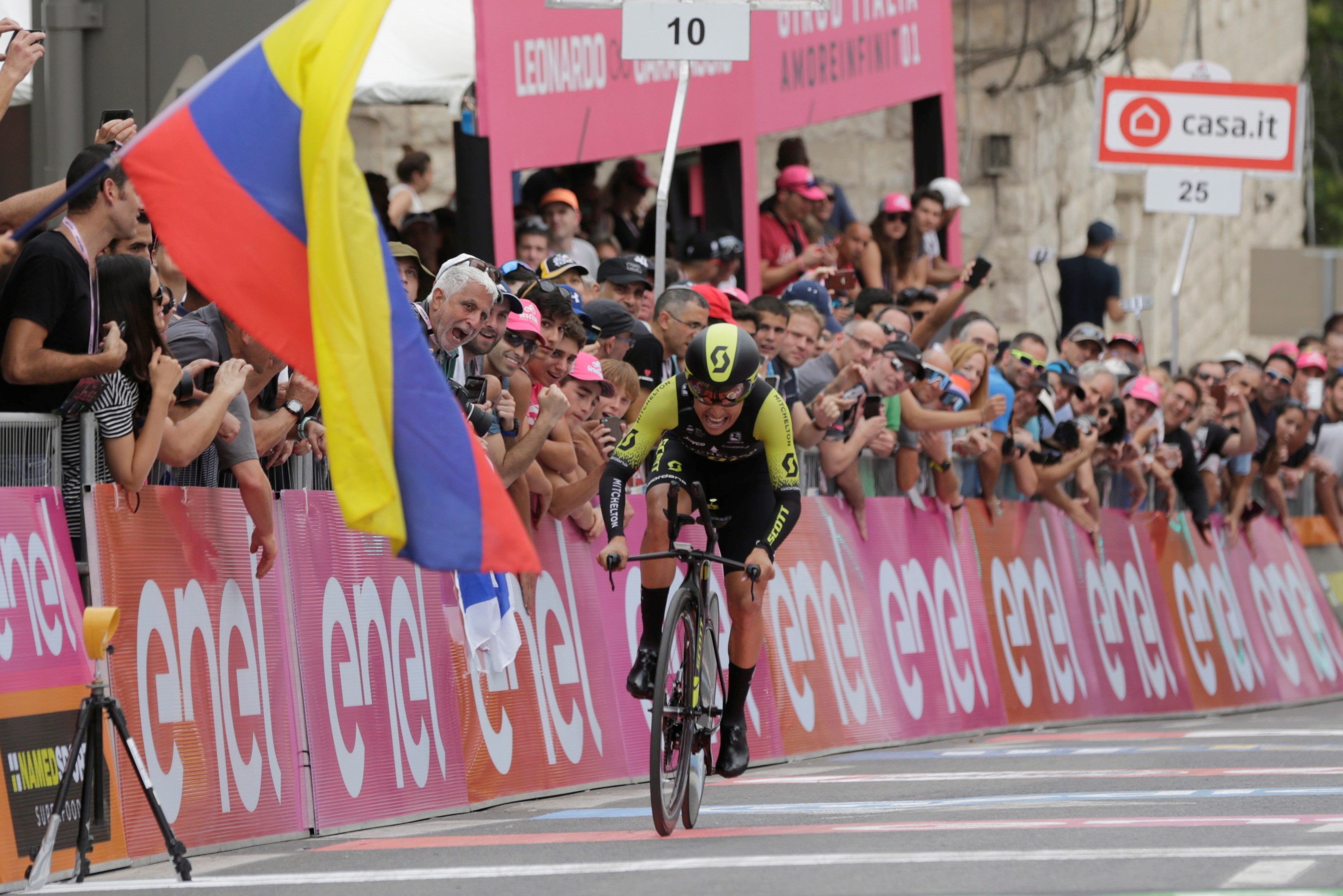 Esteban Chaves gana en el Etna; Simon Yates, nueva 'maglia' rosa del Giro Esteban Chaves gana en el Etna; Simon Yates, nueva 'maglia' rosa del Giro