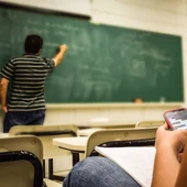 Un profesor imparte clase en un instituto. Un profesor imparte clase en un instituto.