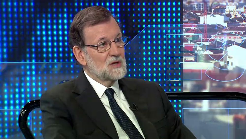 Rajoy ve "muy machista" la polémica generada por la foto de Sáenz Santamaría y Cospedal