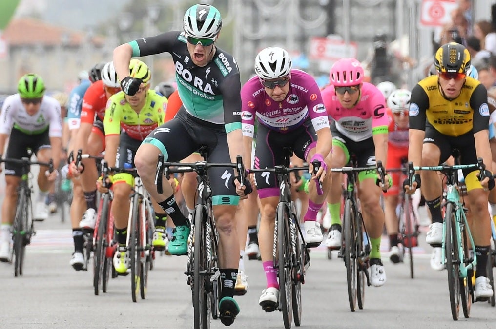 Sam Bennett gana al sprint la séptima etapa; Simon Yates conserva la 'maglia' rosa Sam Bennett gana al sprint la séptima etapa; Simon Yates conserva la 'maglia' rosa