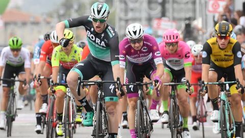 Sam Bennett celebra su victoria en la 7&ordf; etapa del Giro