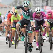Sam Bennett celebra su victoria en la 7ª etapa del Giro