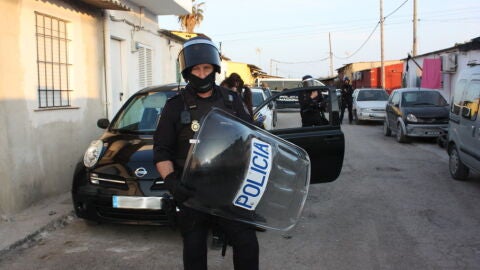 Agentes de la Polic&iacute;a Nacional durante un operativo en Son Banya 