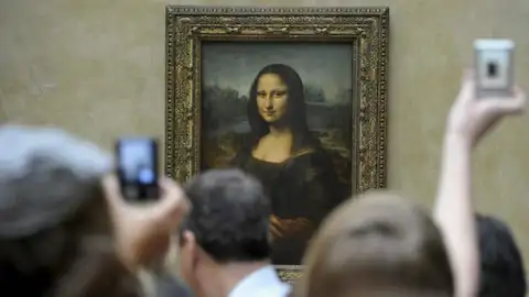Turistas fotografiando 'La Gioconda' o 'Mona Lisa' en el Museo del Louvre Turistas fotografiando 'La Gioconda' o 'Mona Lisa' en el Museo del Louvre