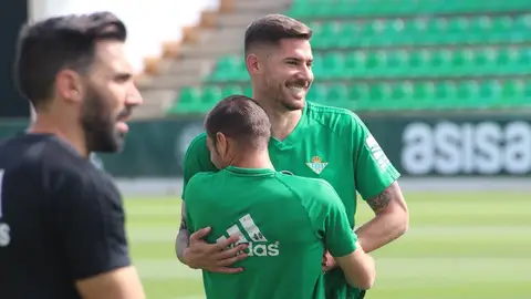 Javi García se abraza con Joaquín Javi García se abraza con Joaquín