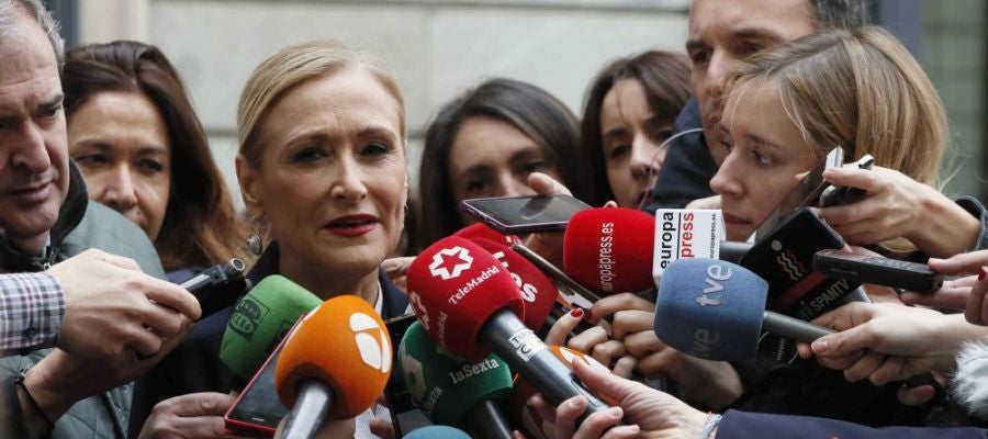 Noticias Antena 3 14:00 (11-05-18) Cristina Cifuentes, citada como investigada por el 'caso máster' por presuntos delitos de falsificación de documento público y cohecho Noticias Antena 3 14:00 (11-05-18) Cristina Cifuentes, citada como investigada por el 'caso máster' por presuntos delitos de falsificación de documento público y cohecho