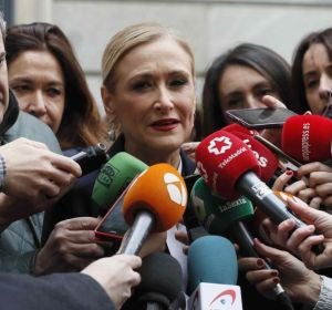 Noticias Antena 3 14:00 (11-05-18) Cristina Cifuentes, citada como investigada por el 'caso máster' por presuntos delitos de falsificación de documento público y cohecho Noticias Antena 3 14:00 (11-05-18) Cristina Cifuentes, citada como investigada por el 'caso máster' por presuntos delitos de falsificación de documento público y cohecho
