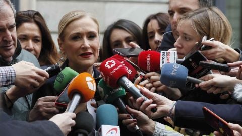 Noticias Antena 3 14:00 (11-05-18) Cristina Cifuentes, citada como investigada por el 'caso m&aacute;ster' por presuntos delitos de falsificaci&oacute;n de documento p&uacute;blico y cohecho