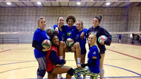 Adria Smith, junto a Lara Sánchez, Mireia Guilabert y otras compañeras del CV Elche, el día de su retirada. VOLEIBOL