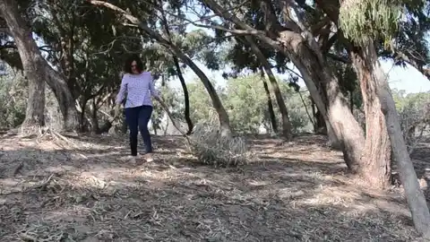La concejala de Cs Elche, Eva María Crisol, en la pinada de La Marina de Elche La concejala de Cs Elche, Eva María Crisol, en la pinada de La Marina de Elche