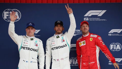 Lewis Hamilton, junto a Bottas y Vettel en Barcelona