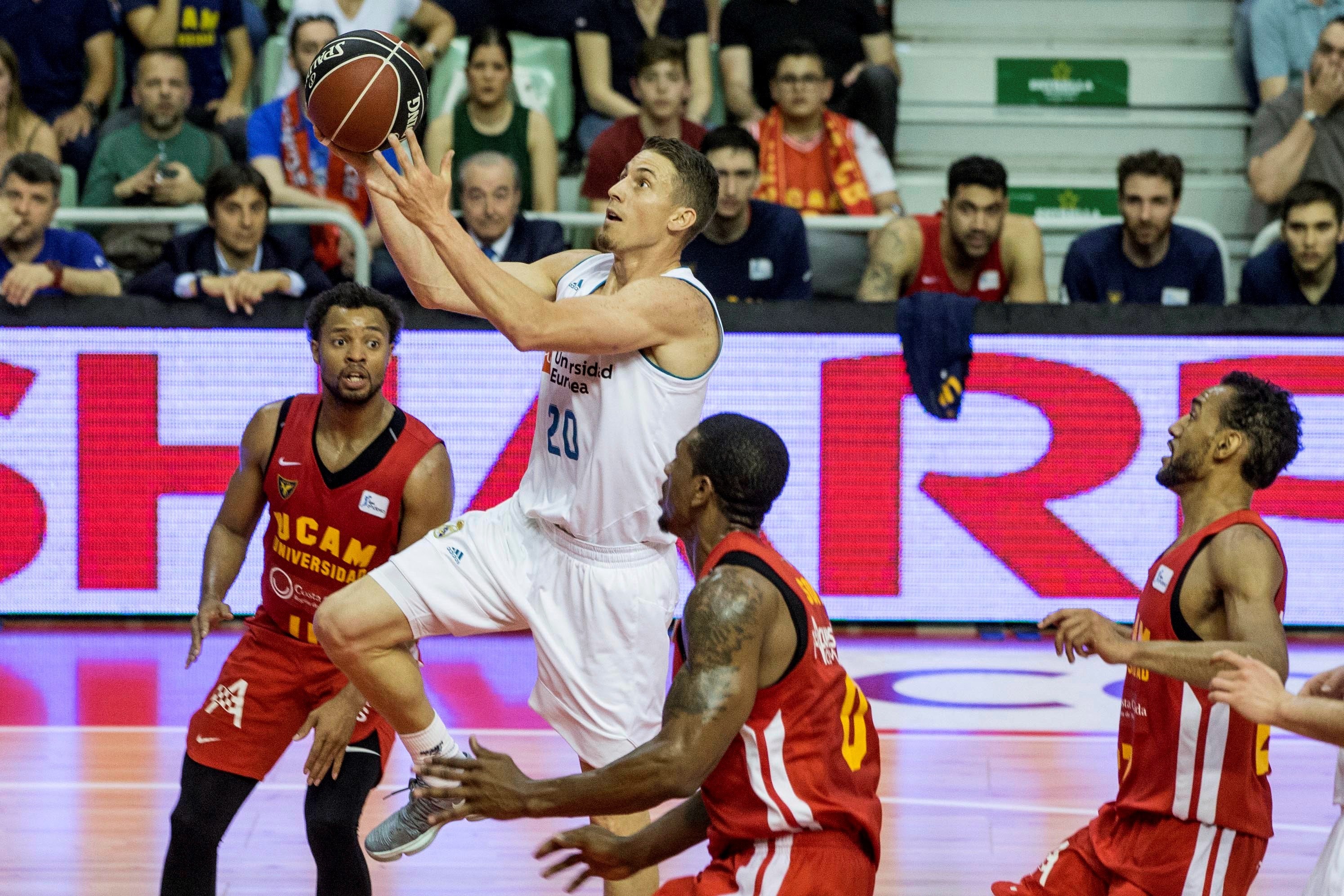 El Real Madrid gana al Murcia con la mente puesta en la Final Four de la Euroliga El Real Madrid gana al Murcia con la mente puesta en la Final Four de la Euroliga