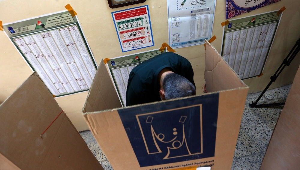 Un elector en una cabina electoral en Irak