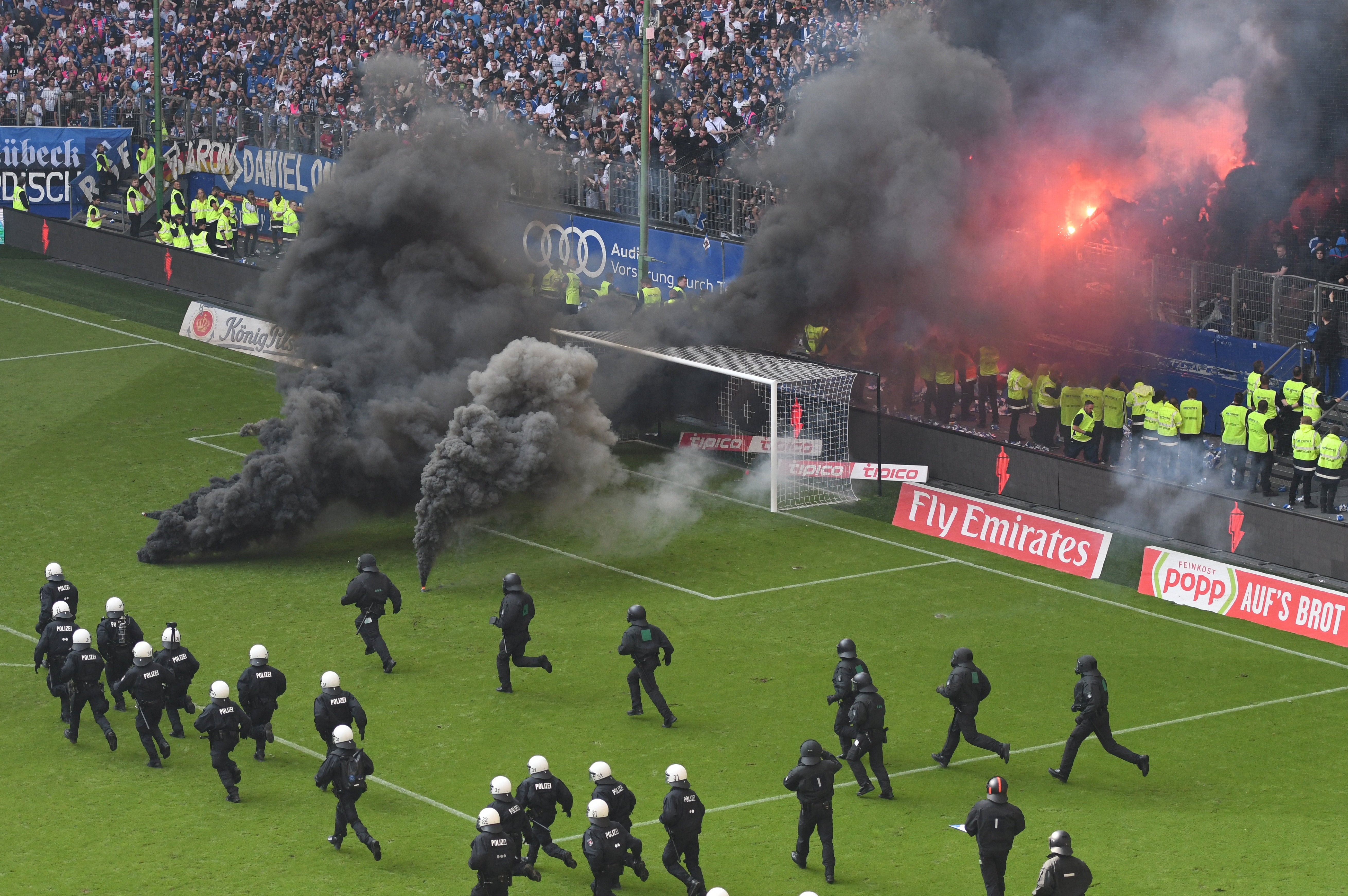El Hamburgo desciende a Segunda por primera vez en su historia y los ultras desatan el caos en el estadio El Hamburgo desciende a Segunda por primera vez en su historia y los ultras desatan el caos en el estadio