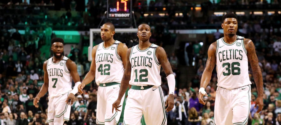 Los jugadores de los Celtics celebran la victoria Los jugadores de los Celtics celebran la victoria