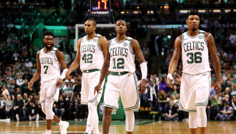 Los jugadores de los Celtics celebran la victoria