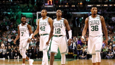 Los jugadores de los Celtics celebran la victoria