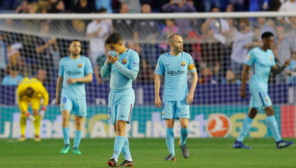 Los jugadores del Barça, cabizbajos tras el gol