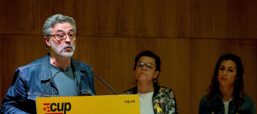 El diputado de la CUP en el Parlament, Carles Riera, interviene junto a la también diputada Natàlia Sánchez y la portavoz nacional de la formación Laia Estrada El diputado de la CUP en el Parlament, Carles Riera, interviene junto a la también diputada Natàlia Sánchez y la portavoz nacional de la formación Laia Estrada