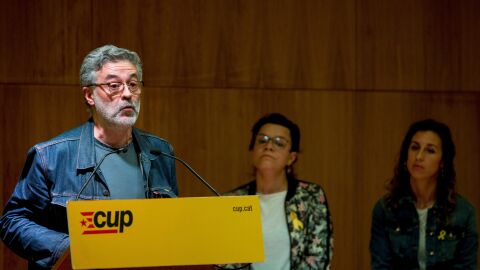 El diputado de la CUP en el Parlament, Carles Riera (i), interviene junto a la tambi&eacute;n diputada Nat&agrave;lia S&aacute;nchez (c) y la portavoz nacional de la formaci&oacute;n Laia Estrada (d)