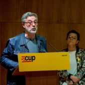 El diputado de la CUP en el Parlament, Carles Riera, interviene junto a la también diputada Natàlia Sánchez y la portavoz nacional de la formación Laia Estrada