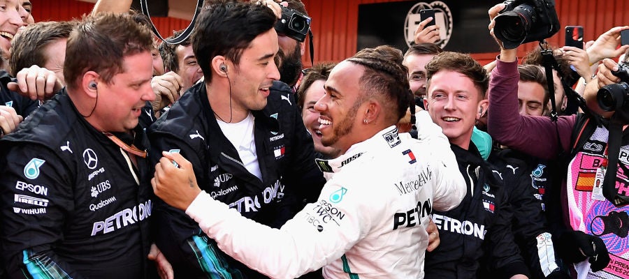 Hamilton celebra su victoria con los mecánicos Hamilton celebra su victoria con los mecánicos