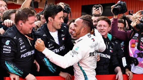 Hamilton celebra su victoria con los mec&aacute;nicos