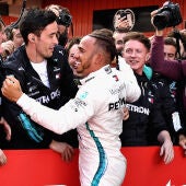 Hamilton celebra su victoria con los mecánicos