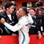 Hamilton celebra su victoria con los mecánicos Hamilton celebra su victoria con los mecánicos