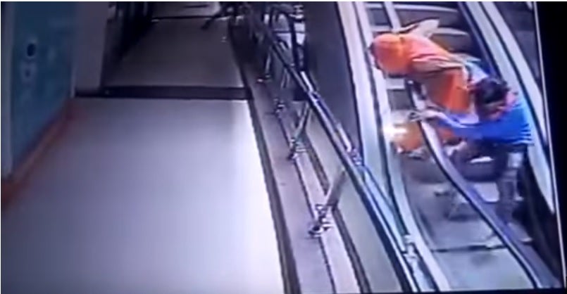 Muere una bebé de diez meses al caer por el hueco de una escalera mecánica tras resbalarse de los brazos de su madre Muere una bebé de diez meses al caer por el hueco de una escalera mecánica tras resbalarse de los brazos de su madre