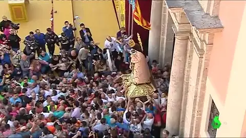 Miles de valencianos han participado en el traslado de la Virgen de los Desamparados Miles de valencianos han participado en el traslado de la Virgen de los Desamparados