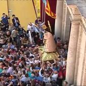 Miles de valencianos han participado en el traslado de la Virgen de los Desamparados