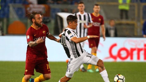 Dybala disputando un bal&oacute;n