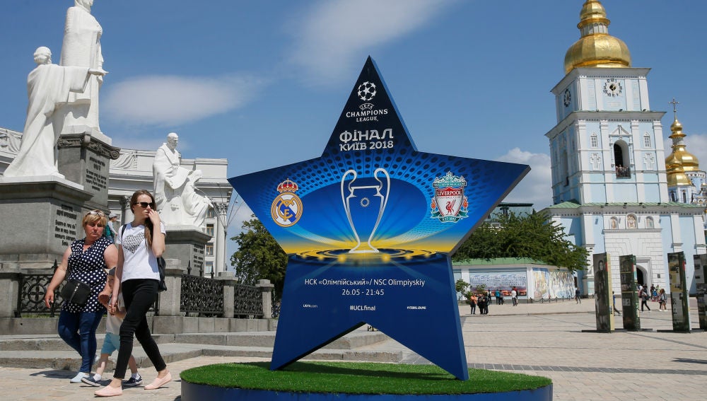 El centro de Kiev, engalanado con el logo de la final de Champions