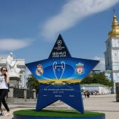 El centro de Kiev, engalanado con el logo de la final de Champions
