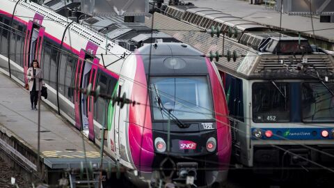 Una pasajera camina por un and&eacute;n de la estaci&oacute;n de ferrocarril de Gare Saint Lazare durante una nueva jornada de huelga en Par&iacute;s