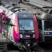 Una pasajera camina por un andén de la estación de ferrocarril de Gare Saint Lazare durante una nueva jornada de huelga en París