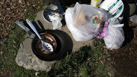 Sartenes y utensilios de cocina sucios