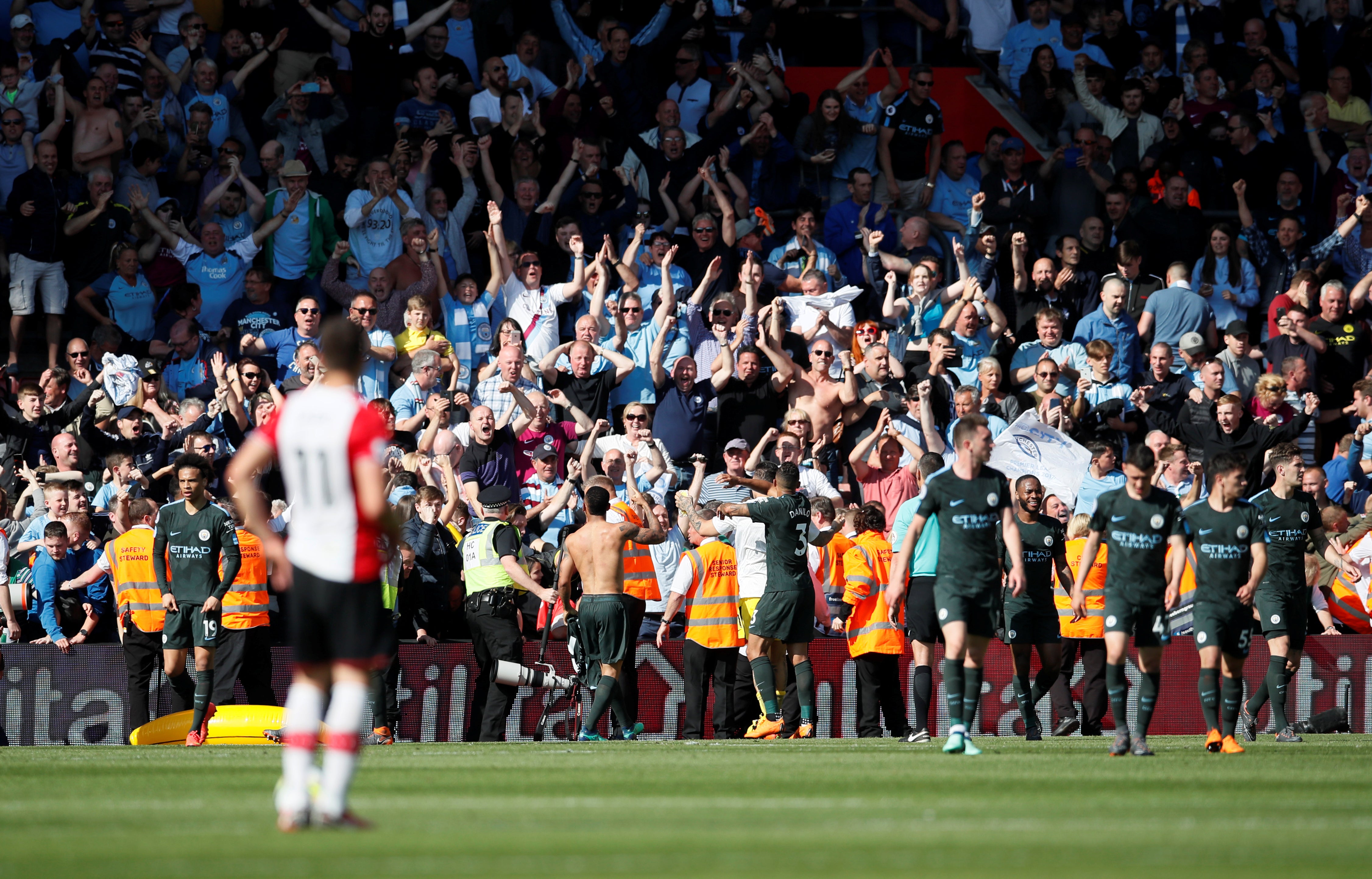El Manchester City completa una Liga de récord alcanzado los 100 puntos El Manchester City completa una Liga de récord alcanzado los 100 puntos