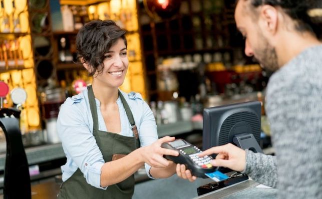 Los comercios deberán tener un sistema de pago alternativo al efectivo en transacciones de más de 30 euros Los comercios deberán tener un sistema de pago alternativo al efectivo en transacciones de más de 30 euros