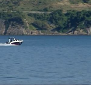Muere un niño en una barca de recreo tras pasarle por encima una lancha en una playa de Algeciras Muere un niño en una barca de recreo tras pasarle por encima una lancha en una playa de Algeciras