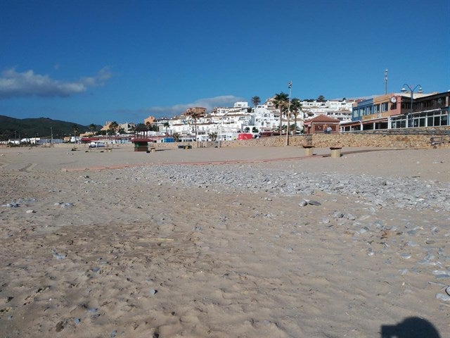 Muere un niño en una barca de recreo tras pasarle por encima una lancha en una playa de Algeciras Muere un niño en una barca de recreo tras pasarle por encima una lancha en una playa de Algeciras