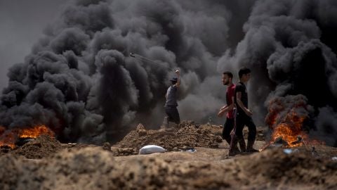  Manifestantes palestinos durante las protestas en la frontera entre Gaza e Israel