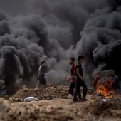  Manifestantes palestinos durante las protestas en la frontera entre Gaza e Israel