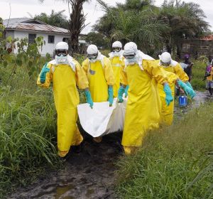 Enfermeros trasladas el cuerpo de una supuesta víctima del virus ébola en un área a las afueras de Monrovia (Liberia) Enfermeros trasladas el cuerpo de una supuesta víctima del virus ébola en un área a las afueras de Monrovia (Liberia)