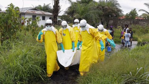 Enfermeros trasladas el cuerpo de una supuesta víctima del virus ébola en un área a las afueras de Monrovia (Liberia) Enfermeros trasladas el cuerpo de una supuesta víctima del virus ébola en un área a las afueras de Monrovia (Liberia)
